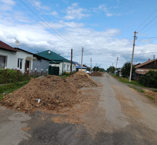 На 23 июля в селе Мироново по ул. Мира по прежнему на своих местах кучи грунта и подрядчик так и не появлялся.